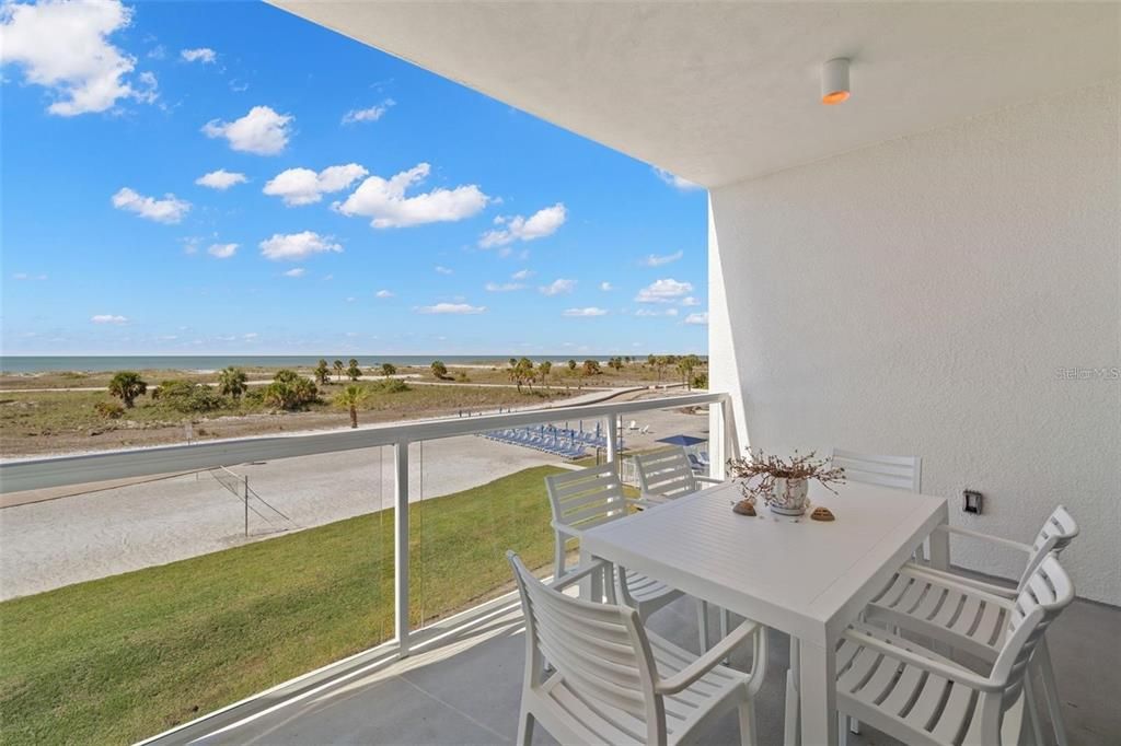 For Sale: $924,000 (2 beds, 2 baths, 955 Square Feet)