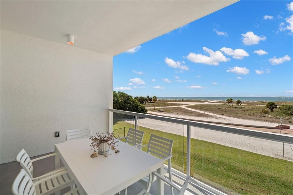 For Sale: $924,000 (2 beds, 2 baths, 955 Square Feet)