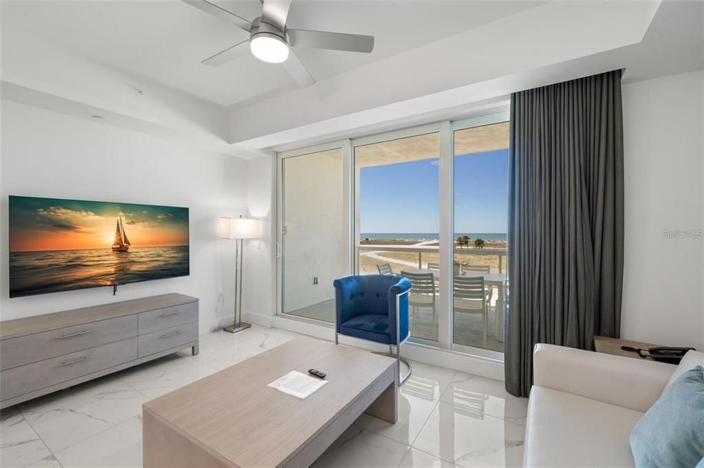 For Sale: $924,000 (2 beds, 2 baths, 955 Square Feet)