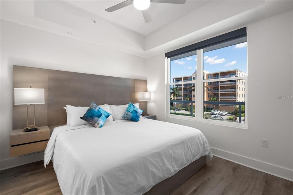 For Sale: $924,000 (2 beds, 2 baths, 955 Square Feet)