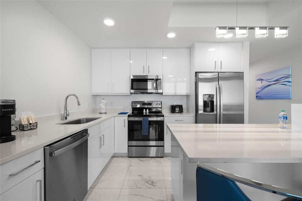 For Sale: $924,000 (2 beds, 2 baths, 955 Square Feet)