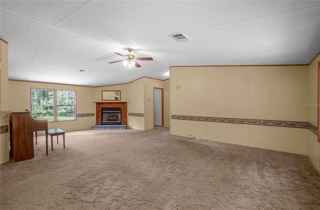 For Sale: $249,900 (3 beds, 2 baths, 1620 Square Feet)