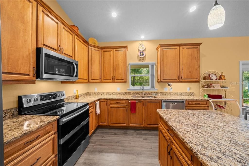 На продажу: $419,900 (3 спален, 2 ванн, 1795 Квадратных фут)