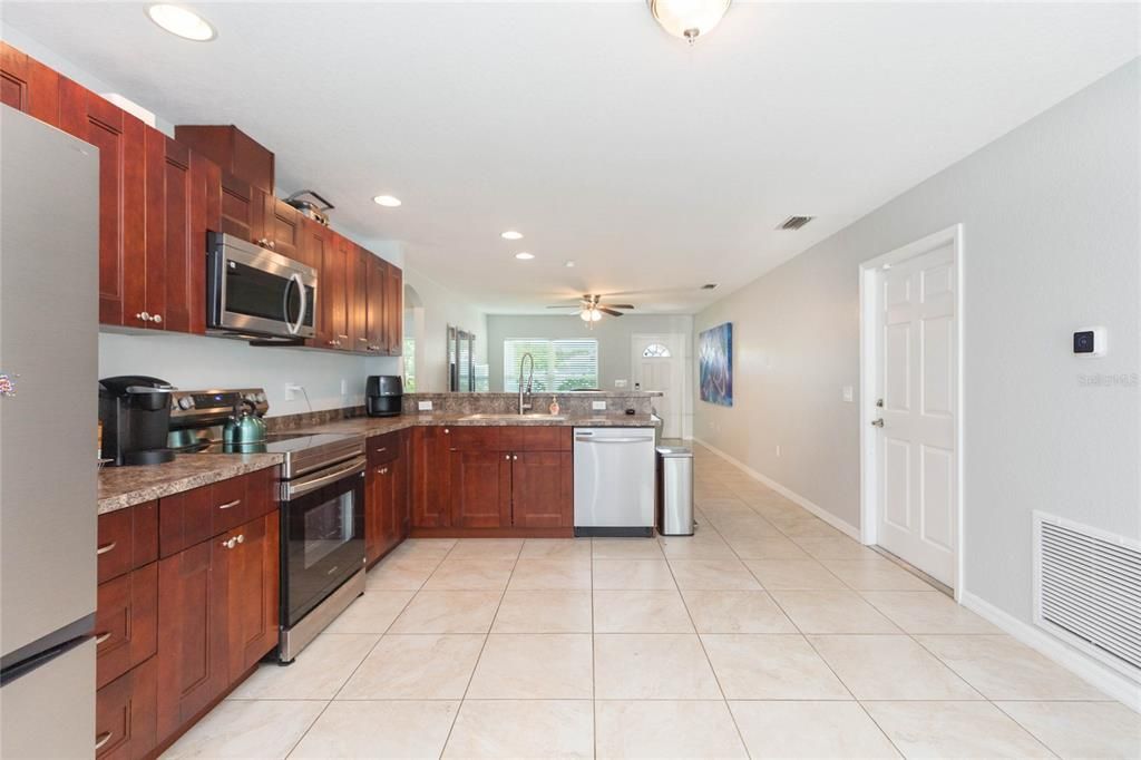 For Sale: $384,900 (3 beds, 2 baths, 1211 Square Feet)