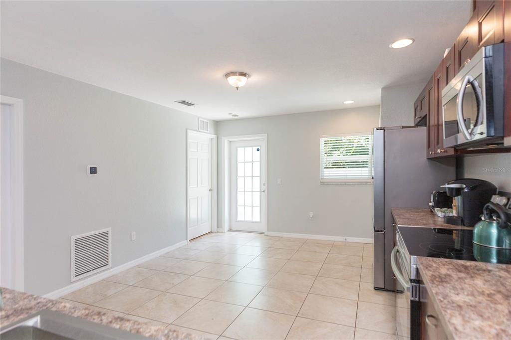 For Sale: $384,900 (3 beds, 2 baths, 1211 Square Feet)