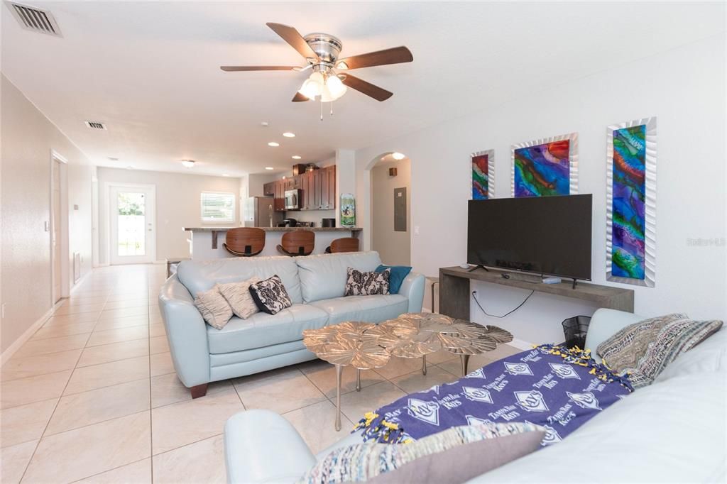 For Sale: $384,900 (3 beds, 2 baths, 1211 Square Feet)