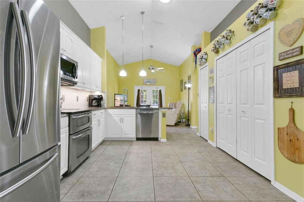 For Sale: $390,000 (3 beds, 2 baths, 1396 Square Feet)