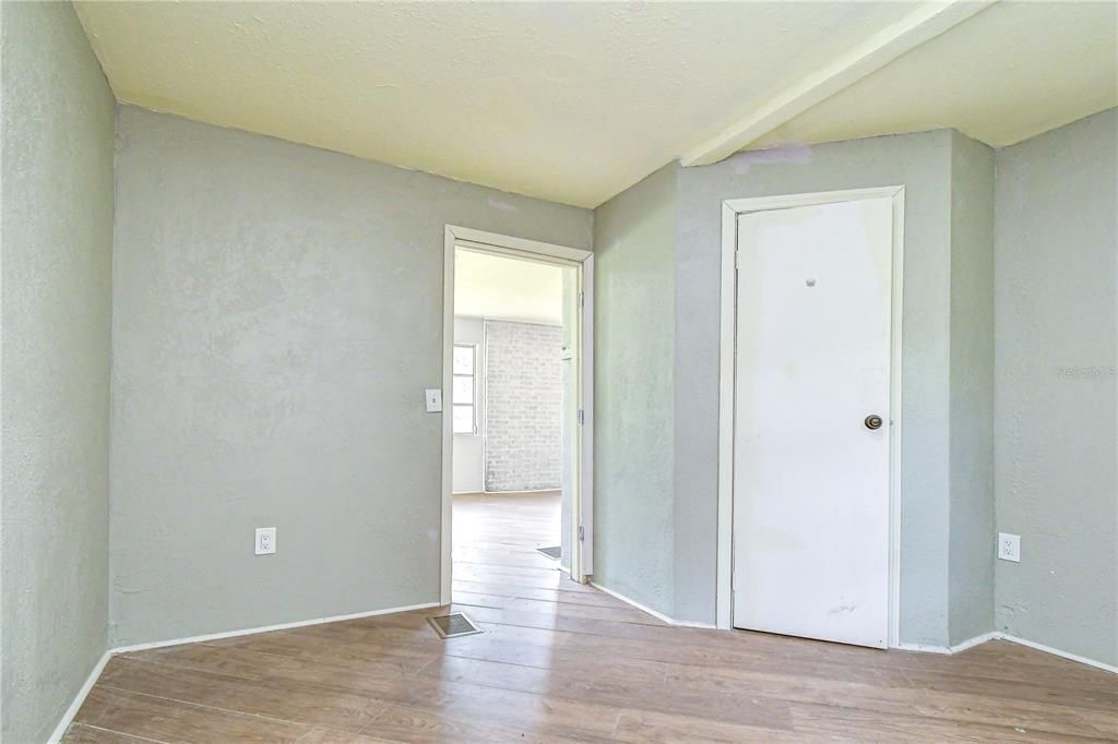 For Sale: $179,000 (2 beds, 1 baths, 674 Square Feet)
