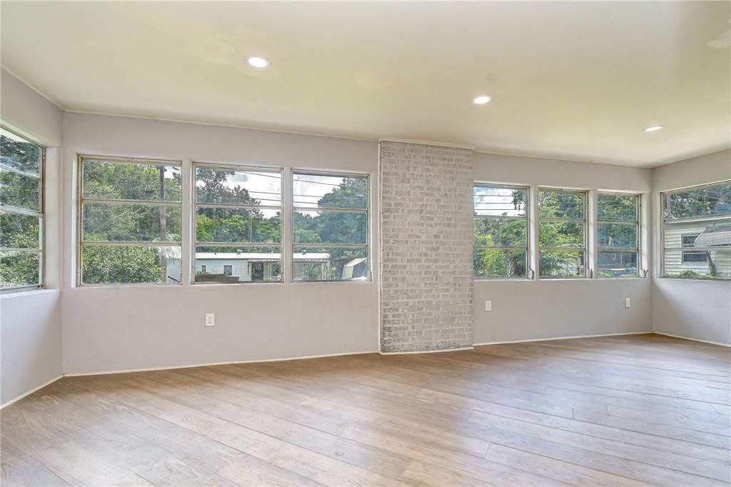 For Sale: $179,000 (2 beds, 1 baths, 674 Square Feet)