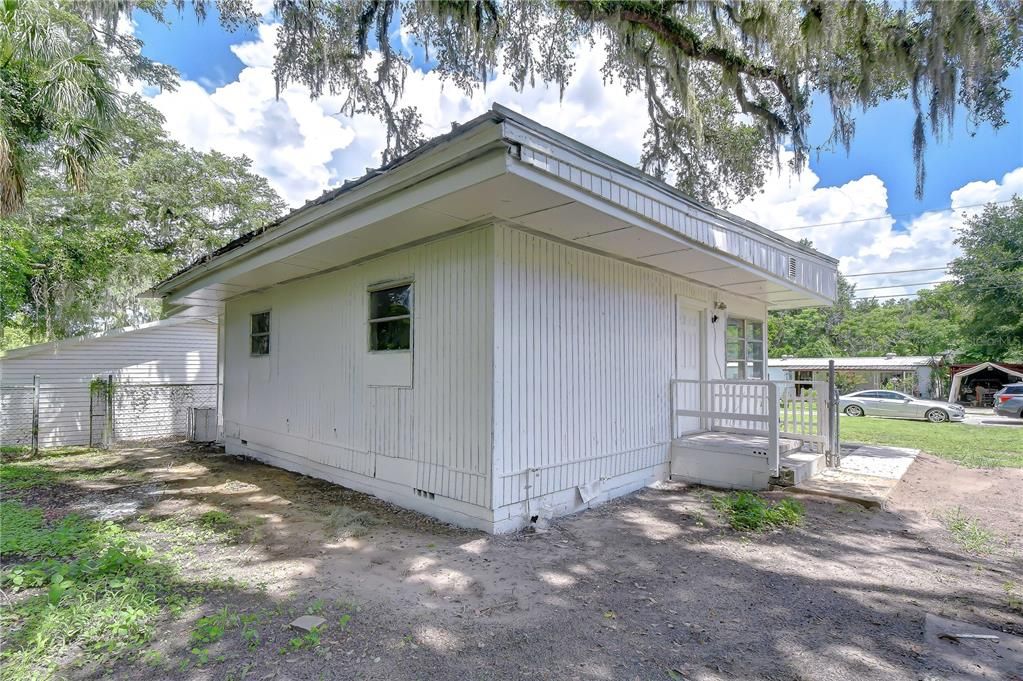 For Sale: $179,000 (2 beds, 1 baths, 674 Square Feet)