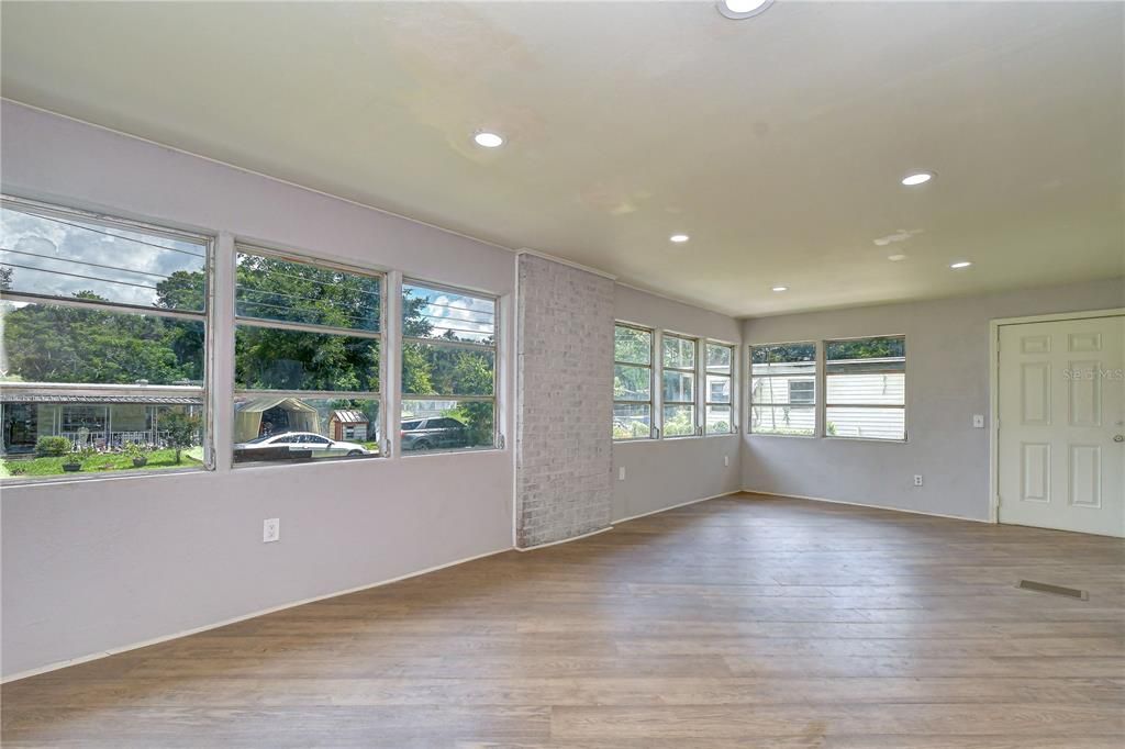 For Sale: $179,000 (2 beds, 1 baths, 674 Square Feet)