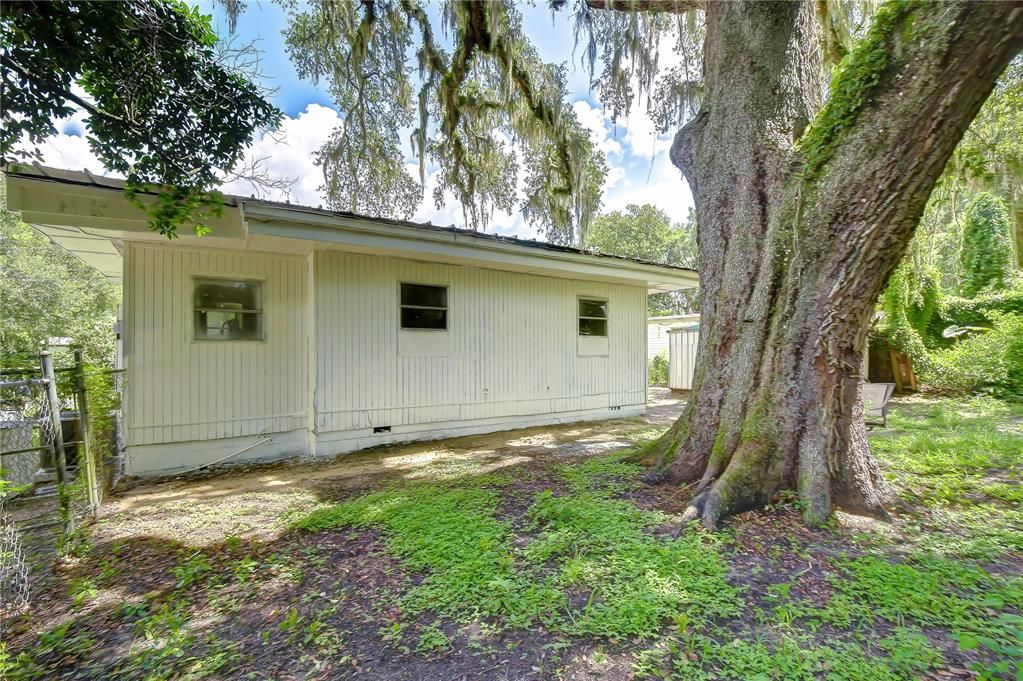 For Sale: $179,000 (2 beds, 1 baths, 674 Square Feet)