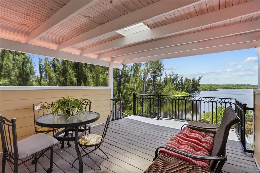 En Venta: $999,000 (3 camas, 3 baños, 1825 Pies cuadrados)