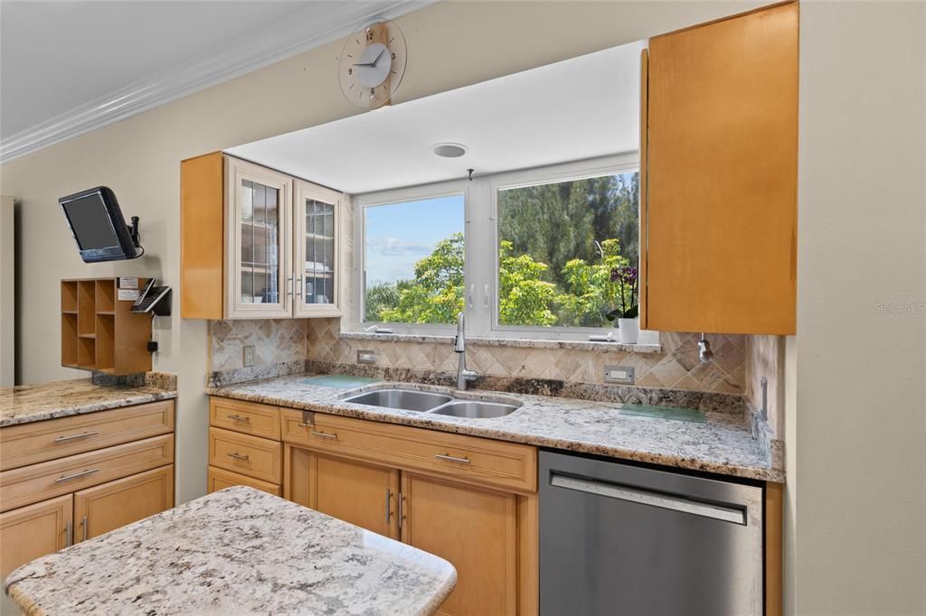 En Venta: $999,000 (3 camas, 3 baños, 1825 Pies cuadrados)