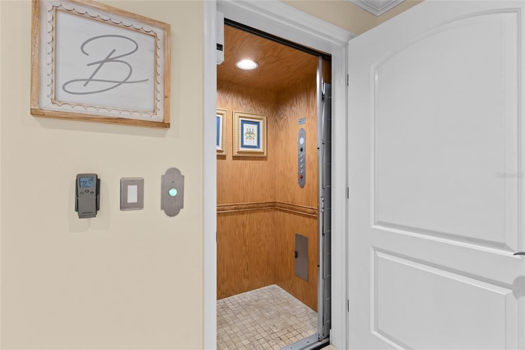 En Venta: $999,000 (3 camas, 3 baños, 1825 Pies cuadrados)