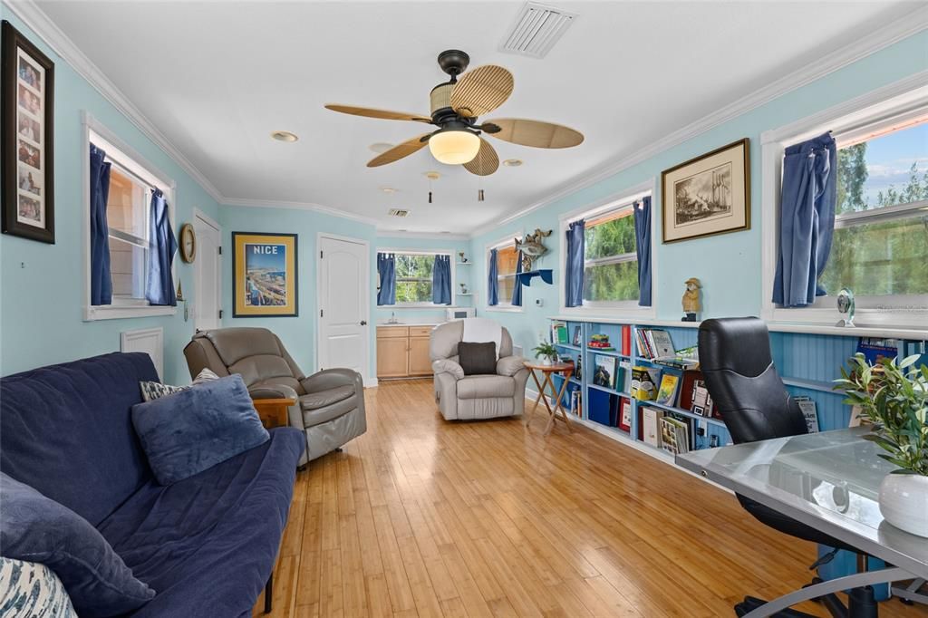 En Venta: $999,000 (3 camas, 3 baños, 1825 Pies cuadrados)