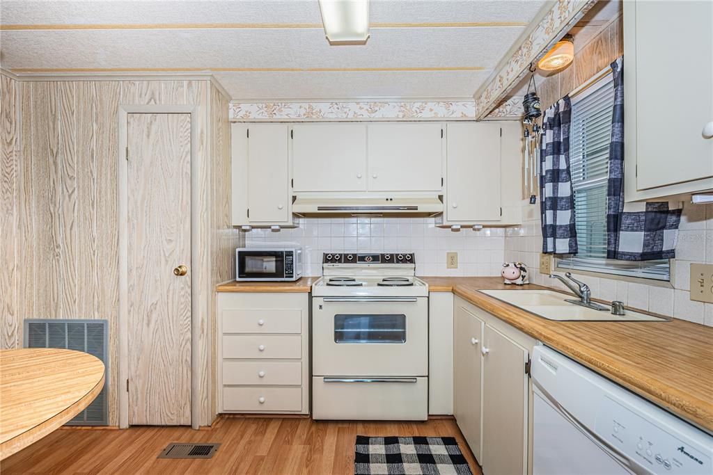 На продажу: $130,000 (2 спален, 2 ванн, 960 Квадратных фут)
