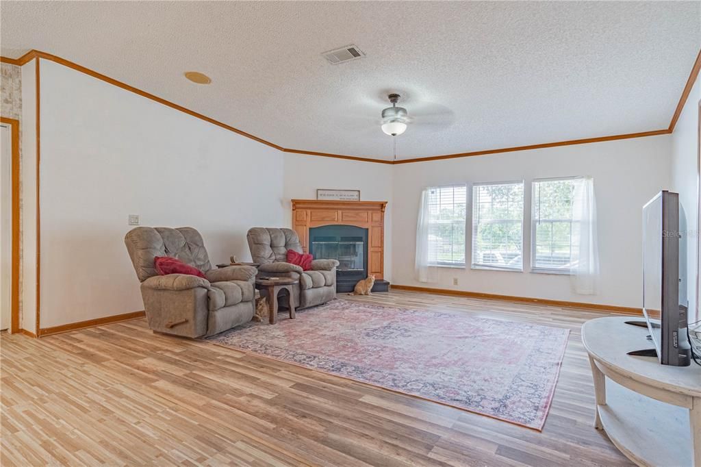 For Sale: $345,000 (4 beds, 3 baths, 2356 Square Feet)