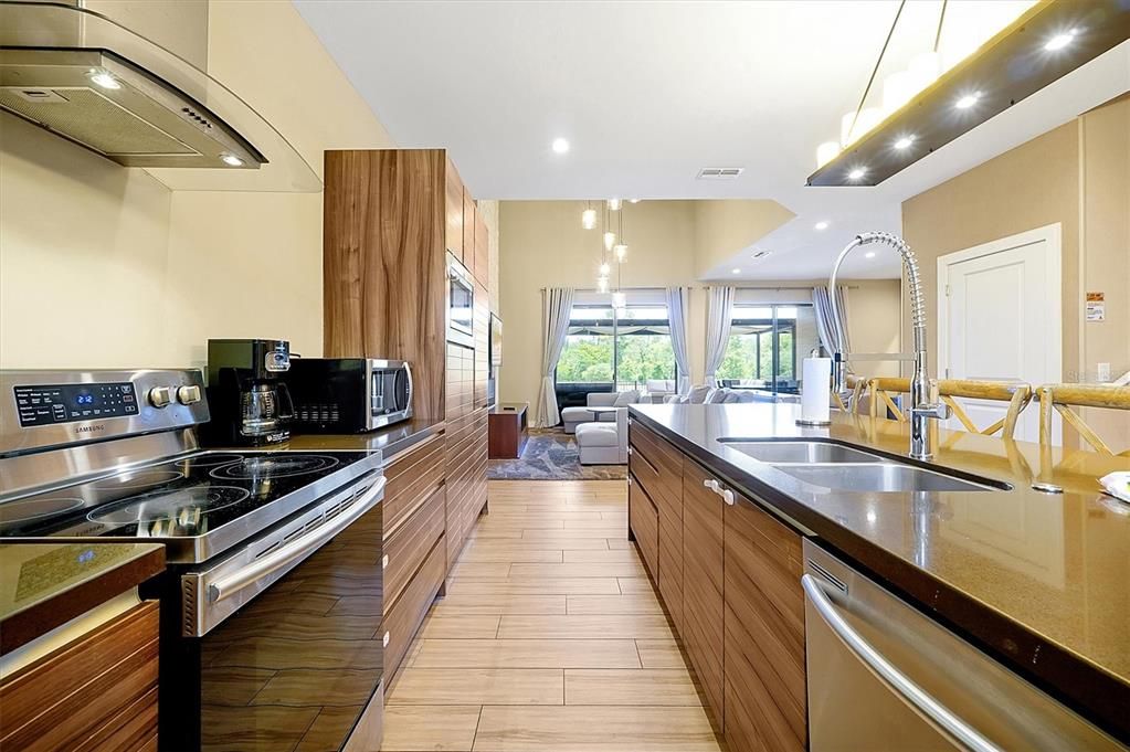 На продажу: $469,900 (3 спален, 3 ванн, 2195 Квадратных фут)