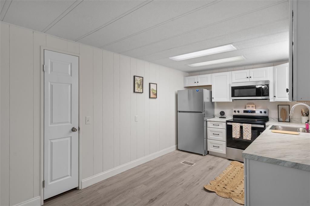 For Sale: $149,900 (2 beds, 2 baths, 1056 Square Feet)