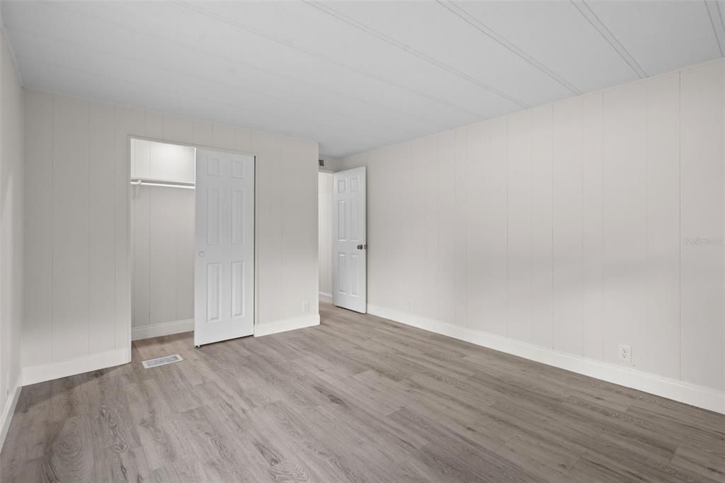 For Sale: $149,900 (2 beds, 2 baths, 1056 Square Feet)