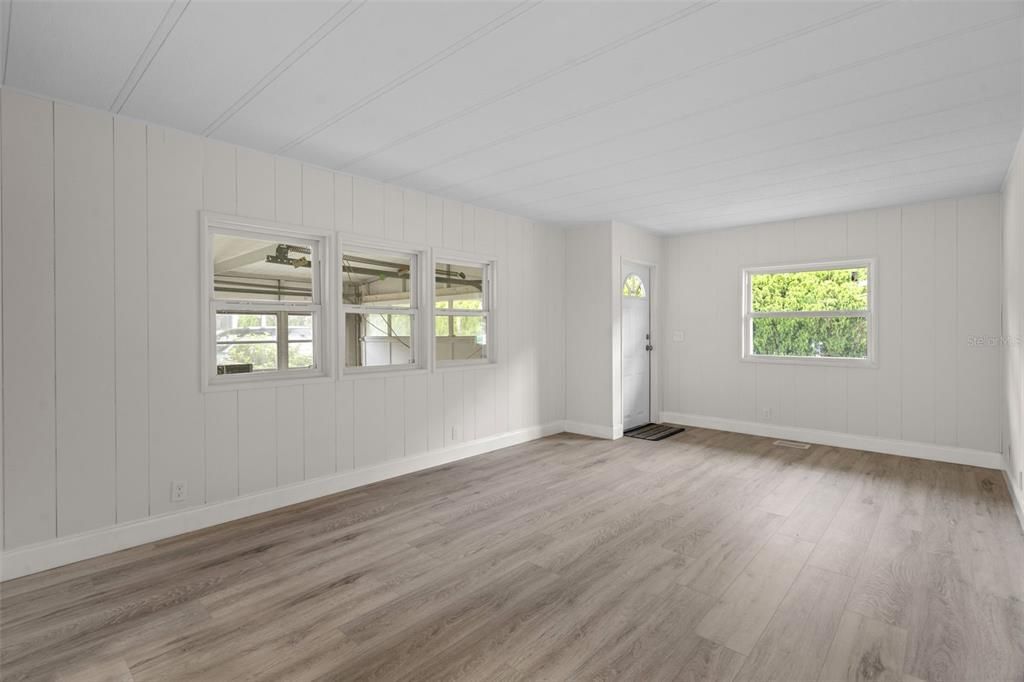 For Sale: $149,900 (2 beds, 2 baths, 1056 Square Feet)