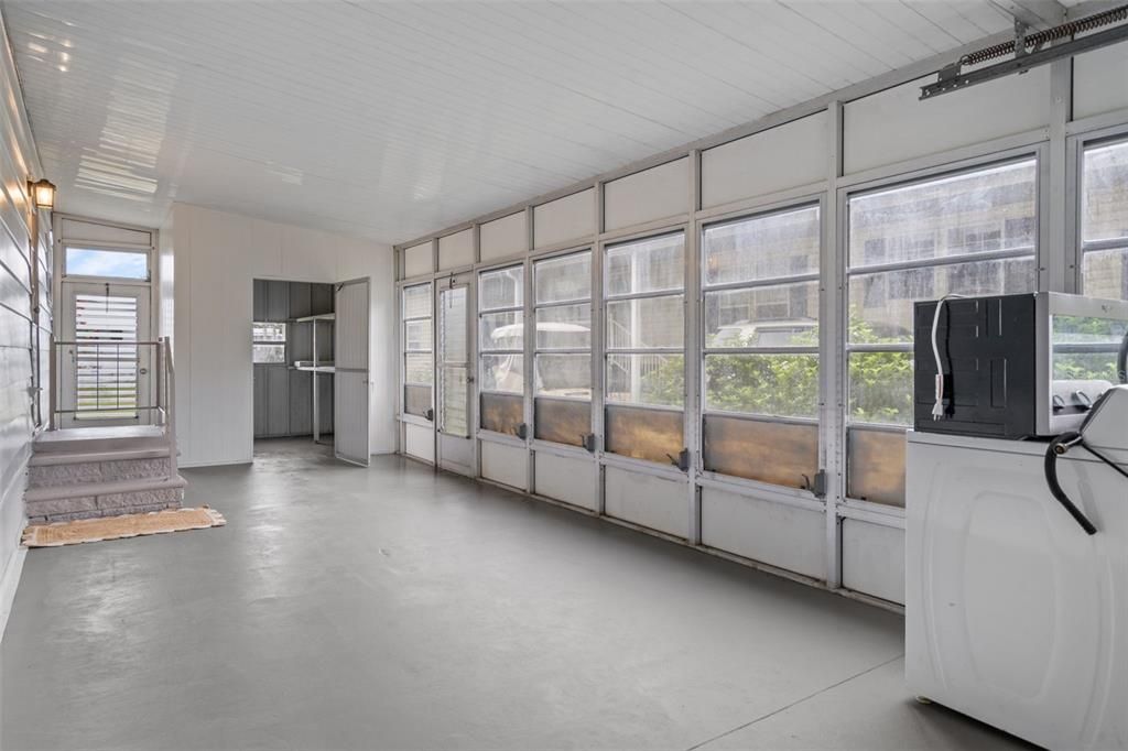 For Sale: $149,900 (2 beds, 2 baths, 1056 Square Feet)