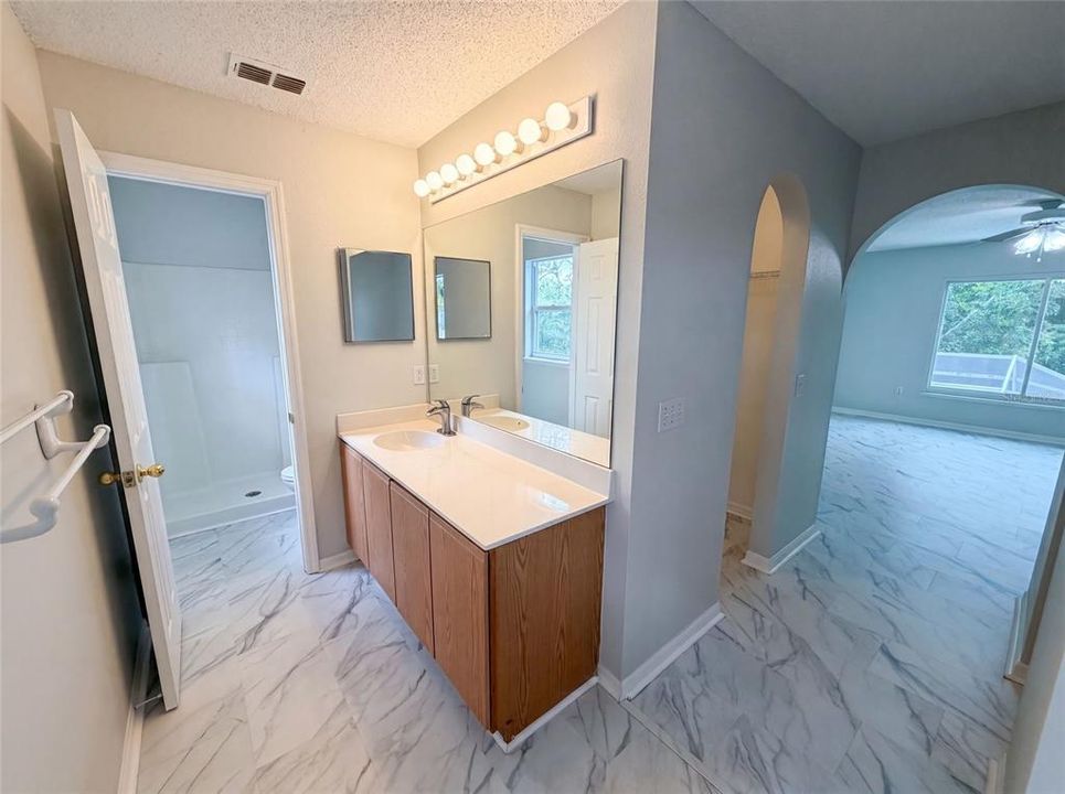 En Venta: $365,000 (4 camas, 2 baños, 2142 Pies cuadrados)