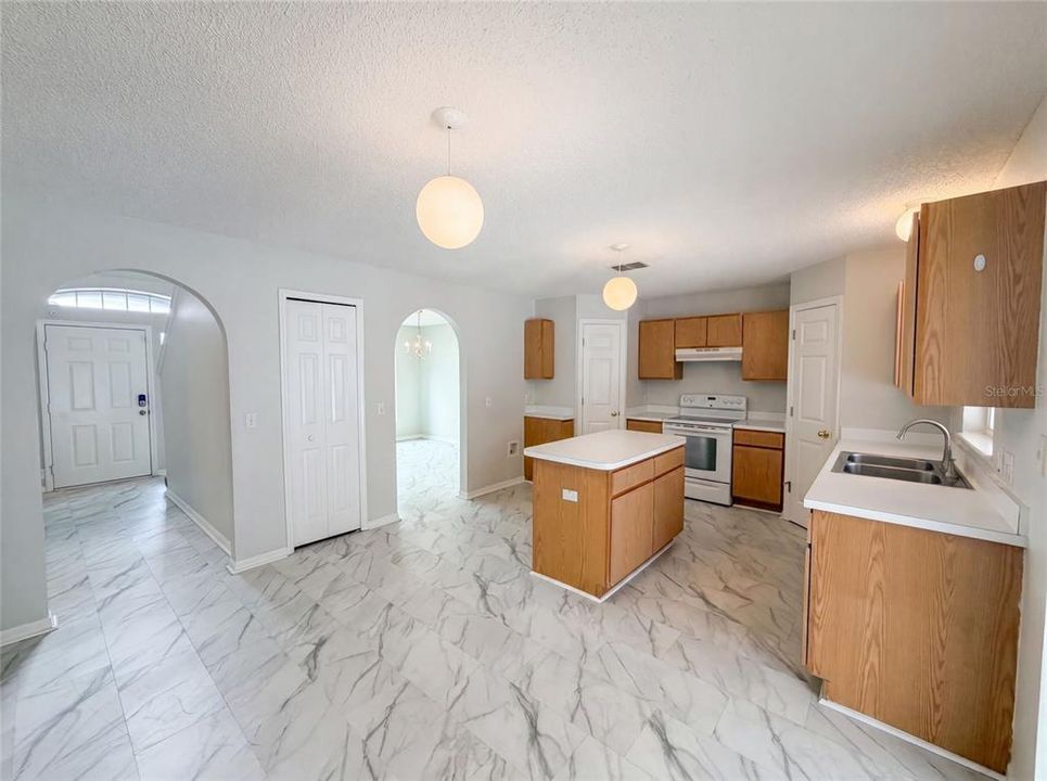 En Venta: $365,000 (4 camas, 2 baños, 2142 Pies cuadrados)