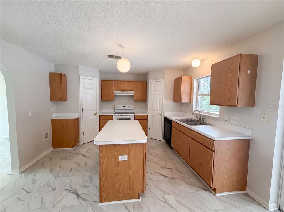 En Venta: $365,000 (4 camas, 2 baños, 2142 Pies cuadrados)