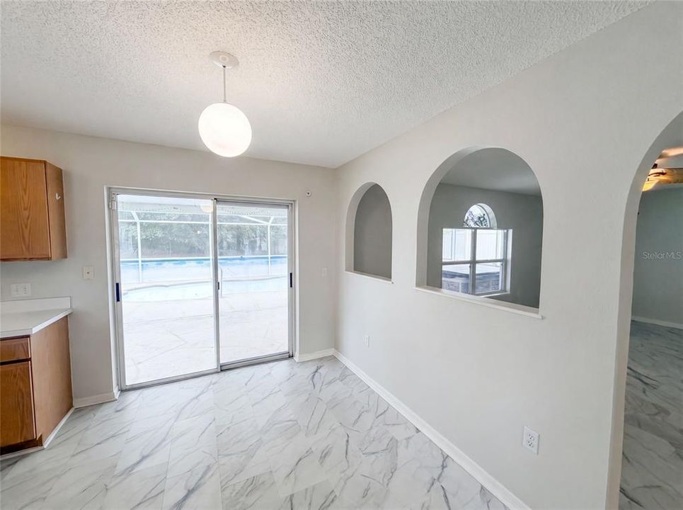En Venta: $365,000 (4 camas, 2 baños, 2142 Pies cuadrados)