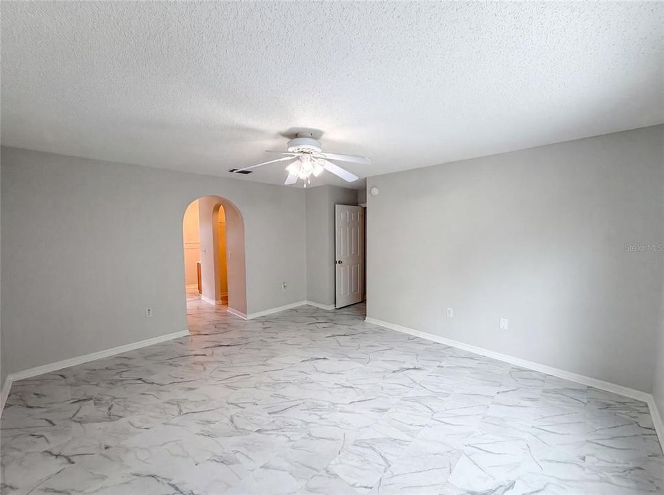 En Venta: $365,000 (4 camas, 2 baños, 2142 Pies cuadrados)