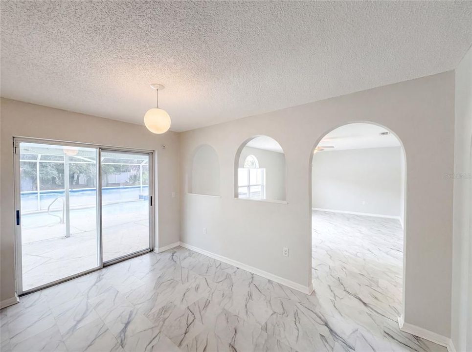 En Venta: $365,000 (4 camas, 2 baños, 2142 Pies cuadrados)