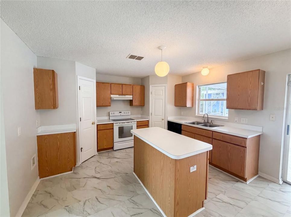 En Venta: $365,000 (4 camas, 2 baños, 2142 Pies cuadrados)