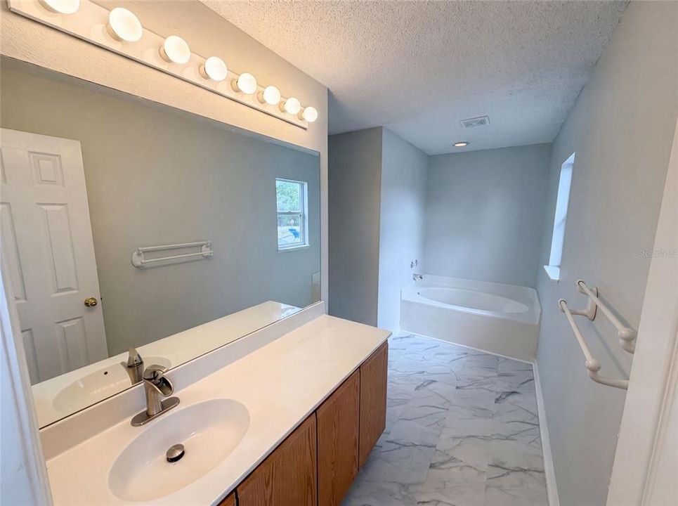 En Venta: $365,000 (4 camas, 2 baños, 2142 Pies cuadrados)