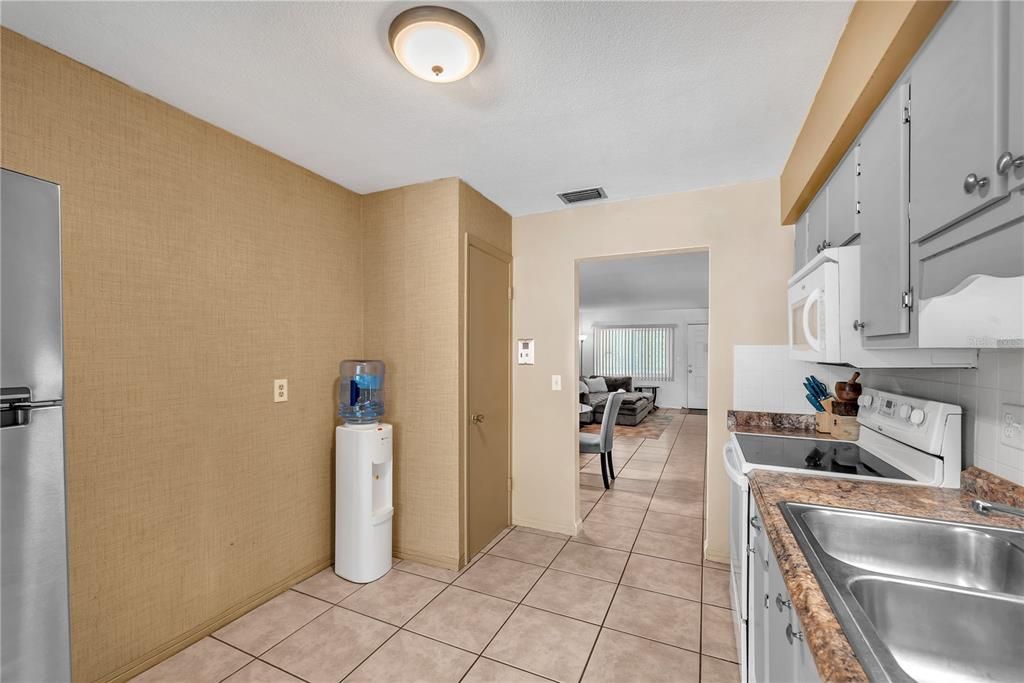 For Sale: $124,990 (2 beds, 1 baths, 1135 Square Feet)