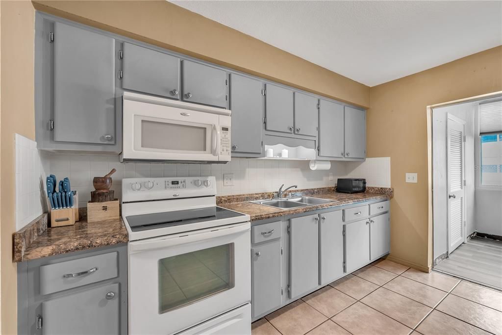For Sale: $124,990 (2 beds, 1 baths, 1135 Square Feet)