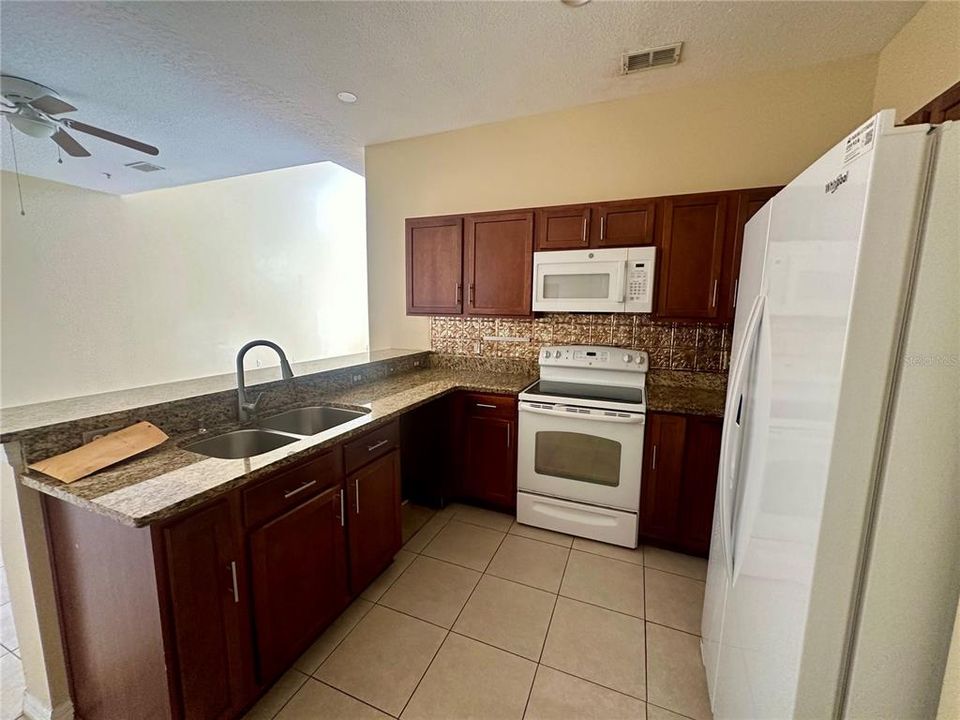 For Rent: $2,400 (3 beds, 2 baths, 1721 Square Feet)