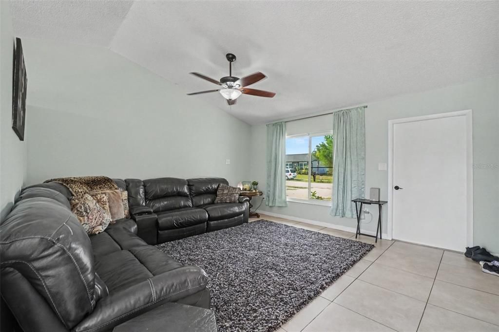 For Sale: $300,000 (3 beds, 2 baths, 1203 Square Feet)
