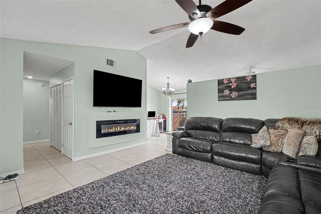For Sale: $300,000 (3 beds, 2 baths, 1203 Square Feet)