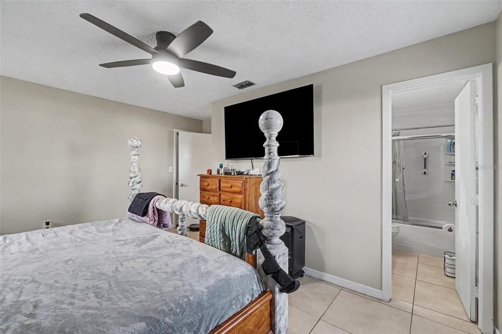 For Sale: $300,000 (3 beds, 2 baths, 1203 Square Feet)
