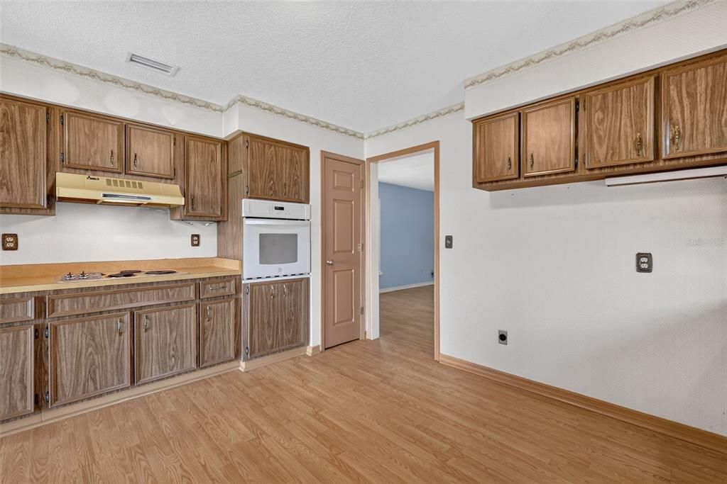 Activo con contrato: $396,900 (3 camas, 2 baños, 2100 Pies cuadrados)
