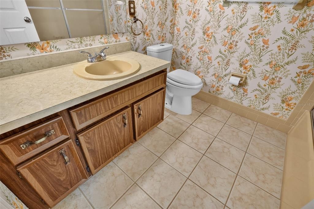 Activo con contrato: $396,900 (3 camas, 2 baños, 2100 Pies cuadrados)