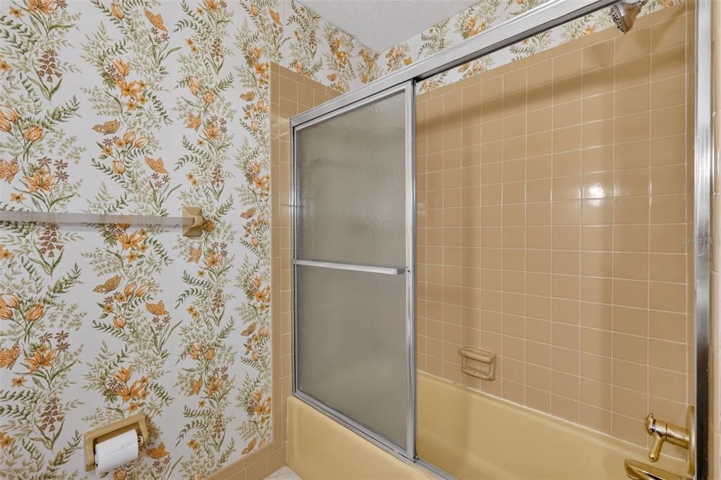 Activo con contrato: $396,900 (3 camas, 2 baños, 2100 Pies cuadrados)