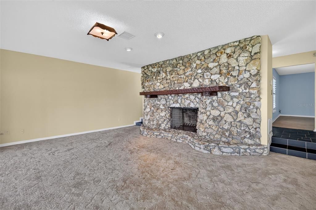 Activo con contrato: $396,900 (3 camas, 2 baños, 2100 Pies cuadrados)
