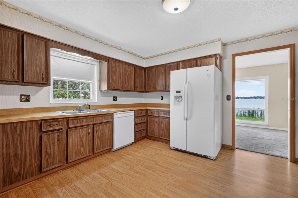 Activo con contrato: $396,900 (3 camas, 2 baños, 2100 Pies cuadrados)