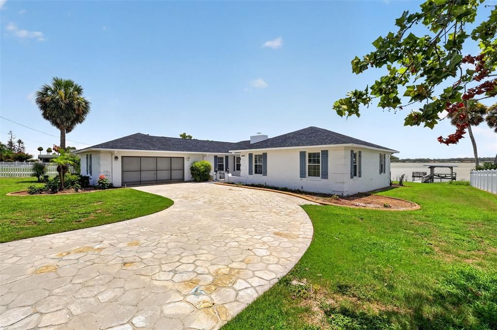 Activo con contrato: $396,900 (3 camas, 2 baños, 2100 Pies cuadrados)