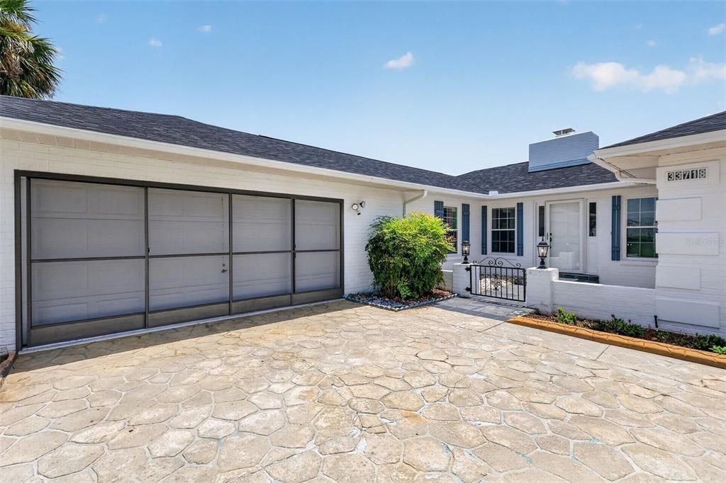 Activo con contrato: $396,900 (3 camas, 2 baños, 2100 Pies cuadrados)