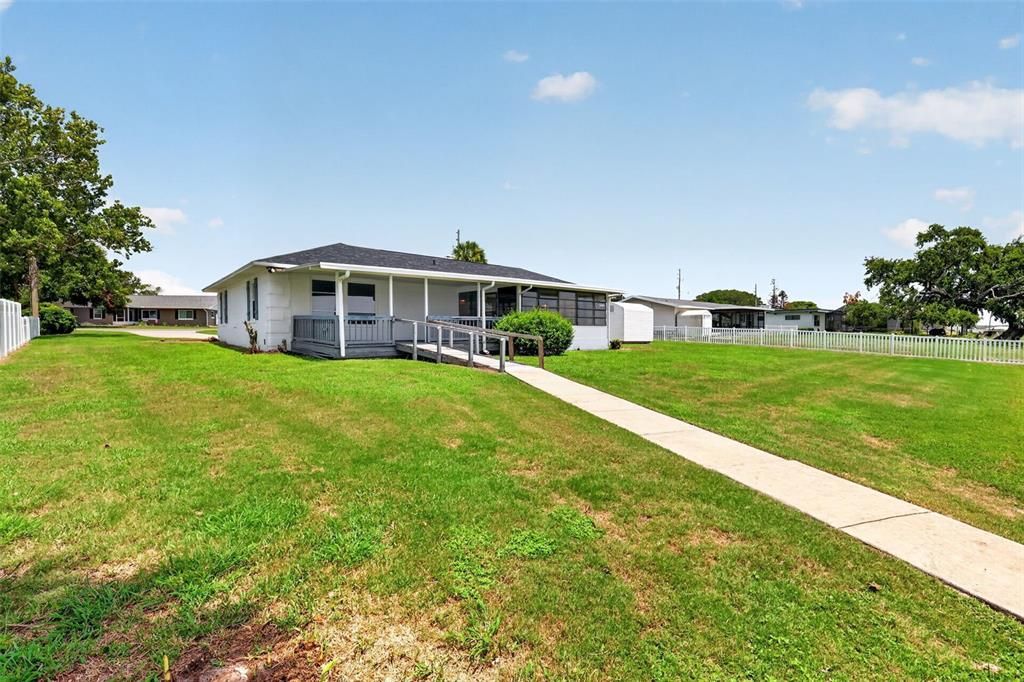 Activo con contrato: $396,900 (3 camas, 2 baños, 2100 Pies cuadrados)