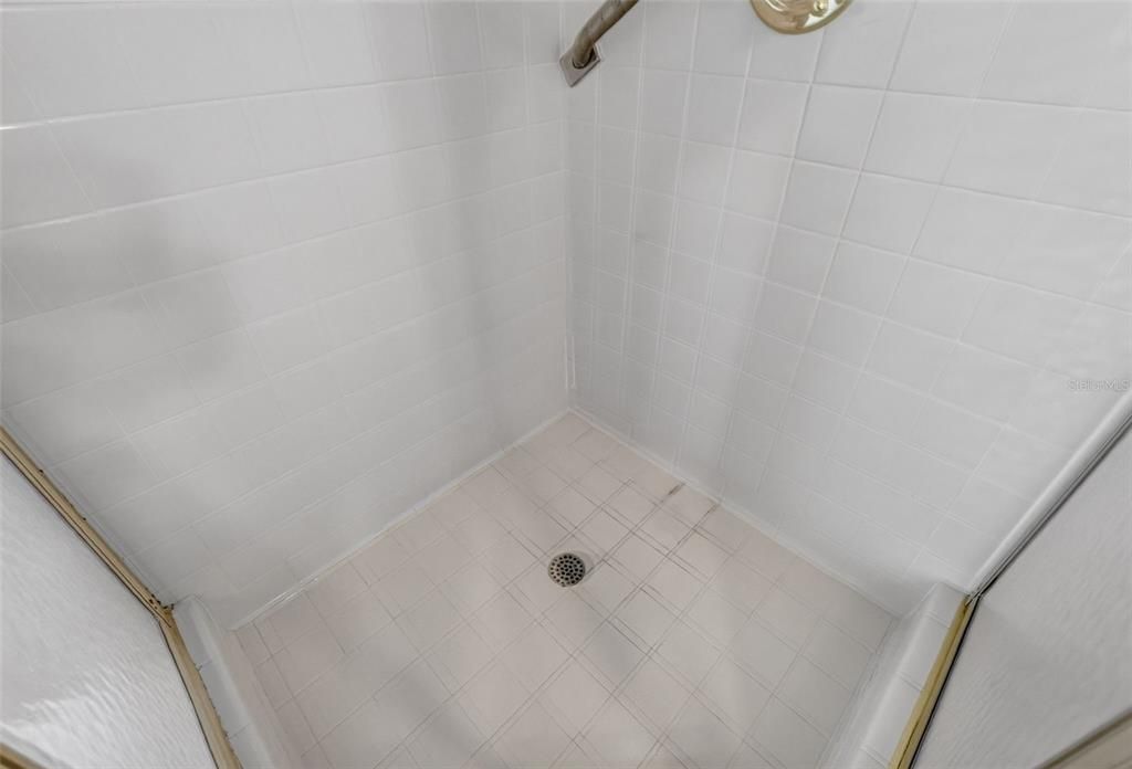 Activo con contrato: $396,900 (3 camas, 2 baños, 2100 Pies cuadrados)